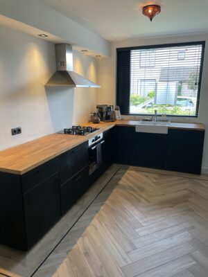 Keuken Wrap - Pure Black Wood - Wrapped interieur-styling